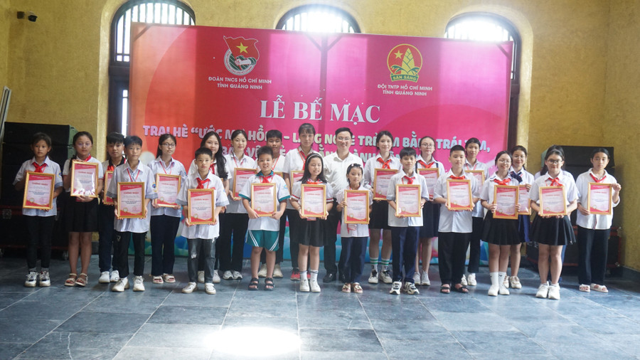 Ông Hoàng Văn Hải, Bí thư Tỉnh đoàn Quảng Ninh trao giấy chứng nhận tham gia trại hè cho các em thiếu nhi.