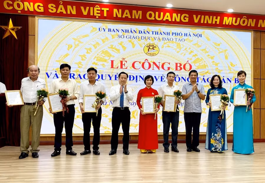 Lãnh đạo Sở GD&ĐT Hà Nội trao quyết định nghỉ hưu, bổ nhiệm, bổ nhiệm lại cho 7 cán bộ quản lý trường công lập
