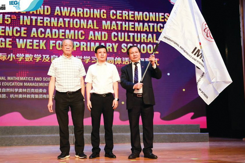 Ông Lê Ngọc Quang- Phó Giám đốc Sở GD&ĐT Hà Nội nhận cờ đăng cai Kỳ thi Olympic Toán & Khoa học Quốc tế 2019. Ông Lê Ngọc Quang- Phó Giám đốc Sở GD&ĐT Hà Nội nhận cờ đăng cai Kỳ thi Olympic Toán & Khoa học Quốc tế 2019.