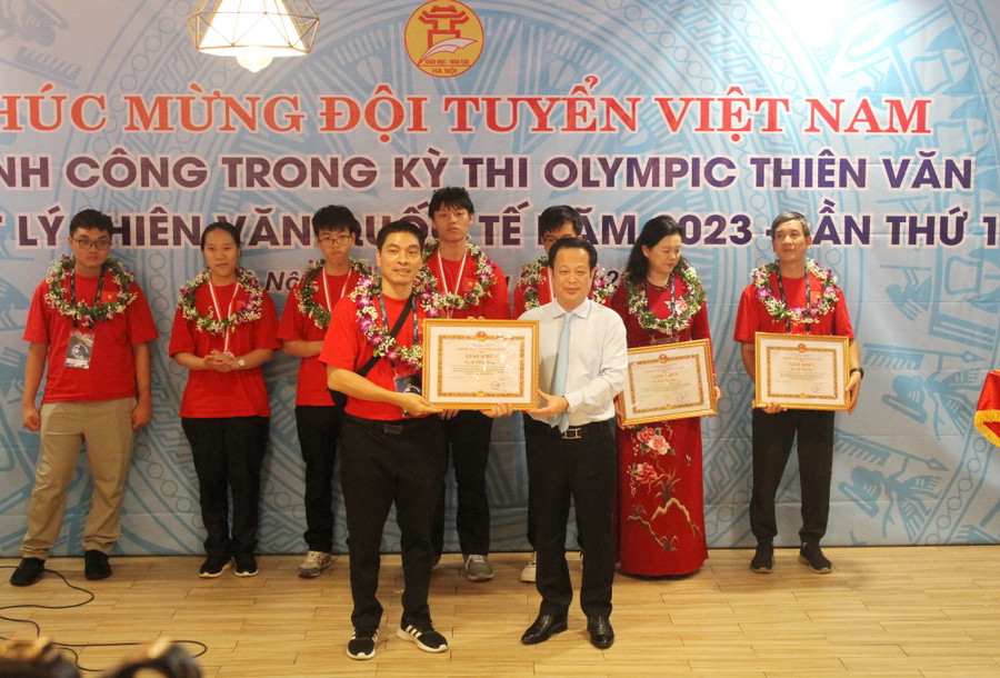 Giám đốc Sở GD&ĐT Hà Nội Trần Thế Cương trao giấy khen cho thầy giáo Lê Mạnh Cường, giáo viên Trường THPT chuyên Hà Nội Amsterdam. Giám đốc Sở GD&ĐT Hà Nội Trần Thế Cương trao giấy khen cho thầy giáo Lê Mạnh Cường, giáo viên Trường THPT chuyên Hà Nội Amsterdam.