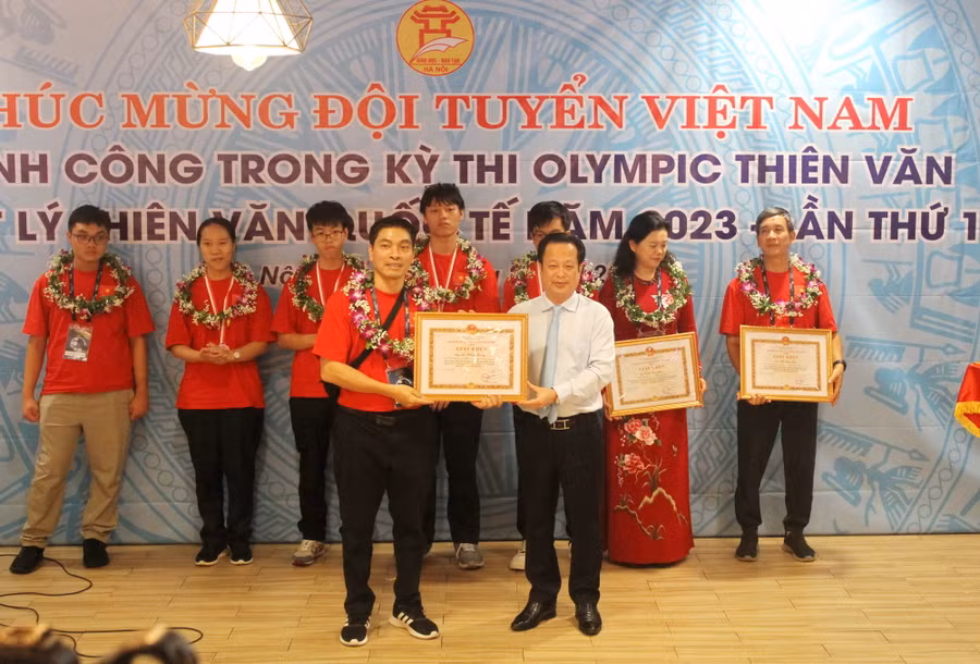 Giám đốc Sở GD&amp;ĐT Hà Nội Trần Thế Cương trao giấy khen cho thầy giáo Lê Mạnh Cường, giáo viên Trường THPT chuyên Hà Nội Amsterdam.