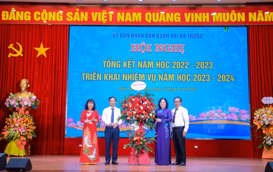 Thứ trưởng Ngô Thị Minh tặng hoa chúc mừng ngành GD-ĐT quận Hai Bà Trưng.