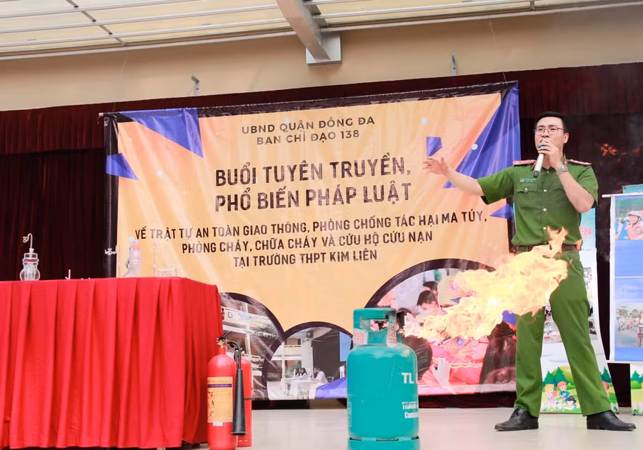 Trường học phối hợp với Công an tổ chức tuyên truyền phổ biến pháp luật cho học sinh.