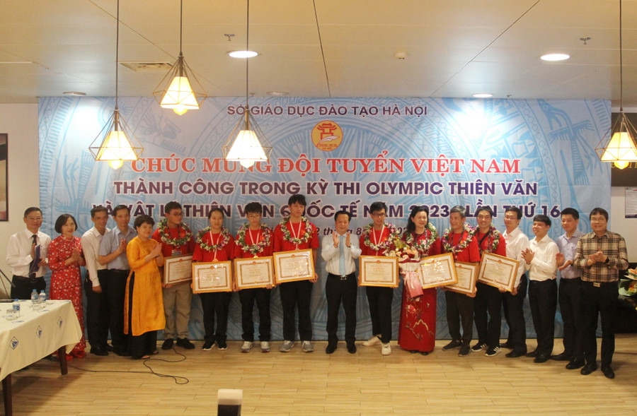 Giám đốc Sở GD&ĐT Hà Nội Trần Thế Cương trao giấy khen và tặng hoa chúc mừng đoàn. Giám đốc Sở GD&ĐT Hà Nội Trần Thế Cương trao giấy khen và tặng hoa chúc mừng đoàn.