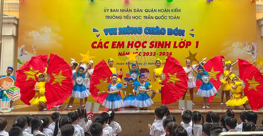 Tiết mục văn nghệ chào đón học sinh lớp 1 của trường Tiểu học Trần Quốc Toản.