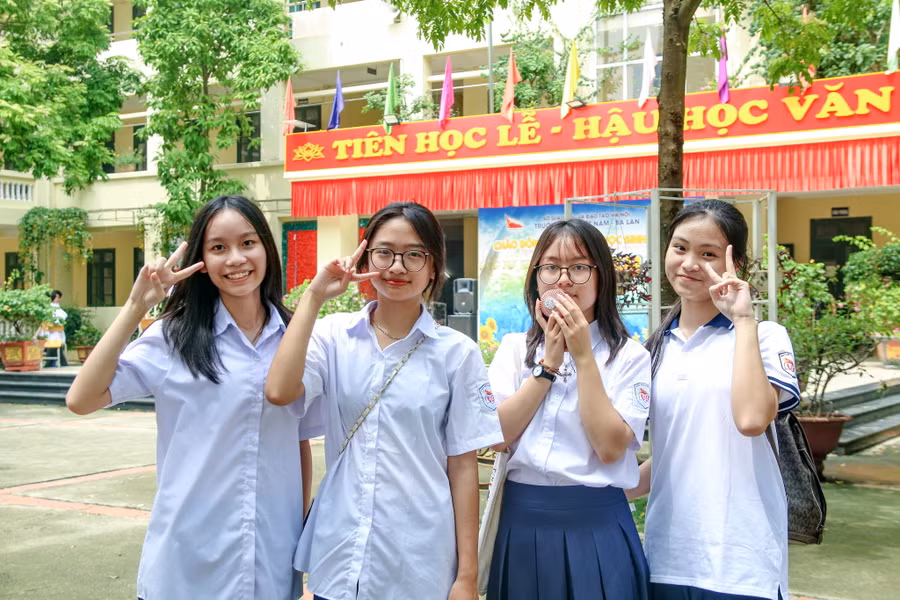 Học sinh Trường THPT Việt Nam - Ba Lan hân hoan trong ngày tựu trường.