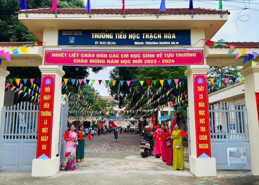 Giáo viên Trường Tiểu học Thạch Hòa đón học sinh trước cổng trường.