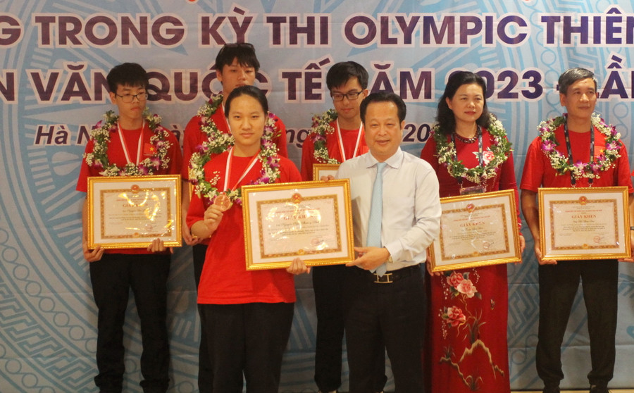 Giám đốc Sở GD&ĐT Hà Nội Trần Thế Cương trao giấy khen cho các học sinh đoạt giải. Giám đốc Sở GD&ĐT Hà Nội Trần Thế Cương trao giấy khen cho các học sinh đoạt giải.