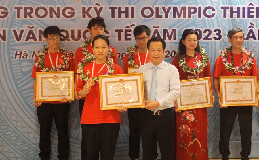 Giám đốc Sở GD&amp;ĐT Hà Nội Trần Thế Cương trao giấy khen cho các học sinh đoạt giải.