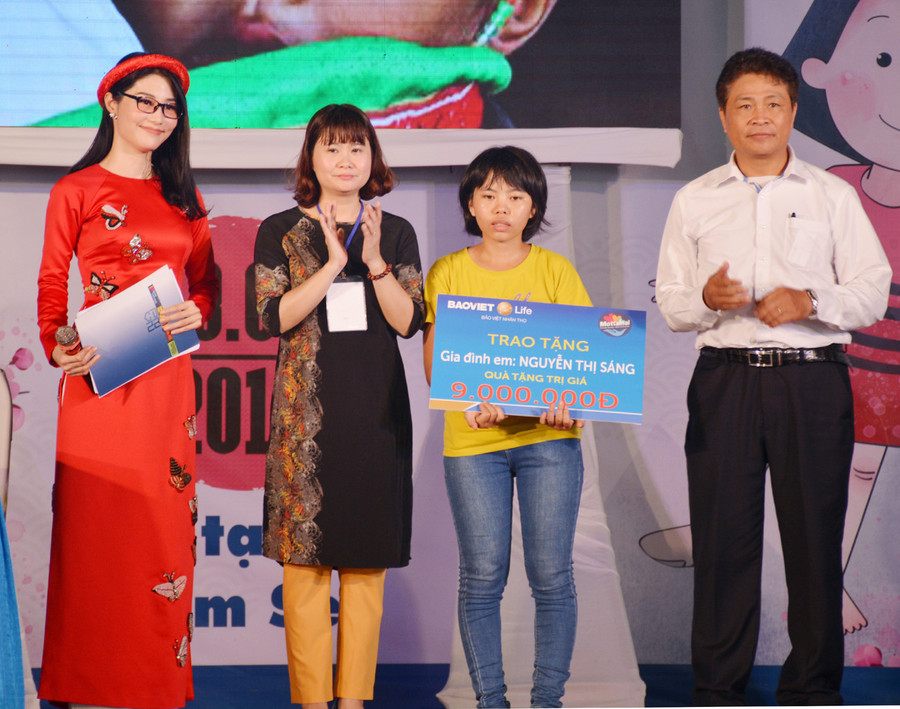 Đại sứ đặc biệt Nguyễn Thị Sáng (áo vàng) nhận quà hỗ trợ từ Ban tổ chức Đại sứ đặc biệt Nguyễn Thị Sáng (áo vàng) nhận quà hỗ trợ từ Ban tổ chức