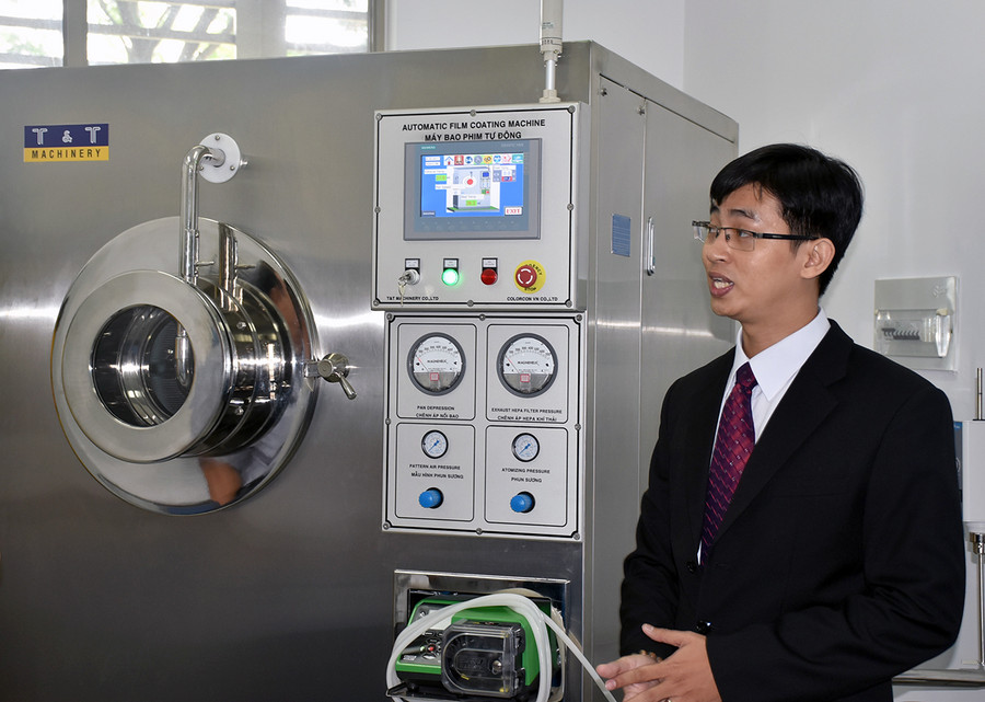 Cán bộ kỹ thuật của Tập đoàn Colorcon giới thiệu về máy móc trong phòng thí nghiệm thực hành Cán bộ kỹ thuật của Tập đoàn Colorcon giới thiệu về máy móc trong phòng thí nghiệm thực hành