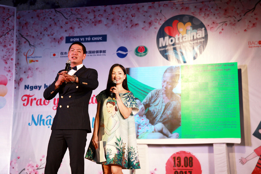 Đại sứ của chương trình - diễn viên Bình Minh và Lan Phương dẫn dắt màn đấu giá gây quỹ từ thiện Đại sứ của chương trình - diễn viên Bình Minh và Lan Phương dẫn dắt màn đấu giá gây quỹ từ thiện