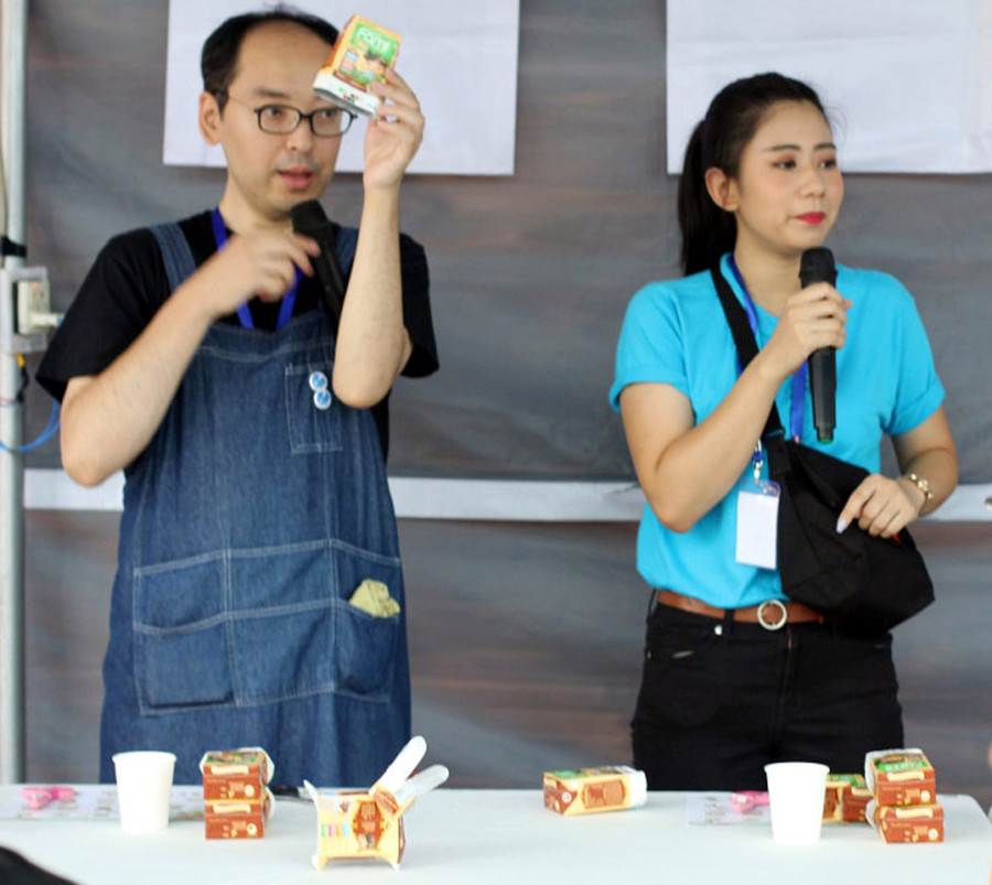 Ông Kazuma Takahashi, nghệ nhân gấp giấy nổi tiếng Nhật Bản, Chủ tịch Hiệp hội Nghệ thuật Bao bì Nhật Bản, hướng dẫn các em nhỏ gấp đồ chơi từ vỏ hộp Ông Kazuma Takahashi, nghệ nhân gấp giấy nổi tiếng Nhật Bản, Chủ tịch Hiệp hội Nghệ thuật Bao bì Nhật Bản, hướng dẫn các em nhỏ gấp đồ chơi từ vỏ hộp
