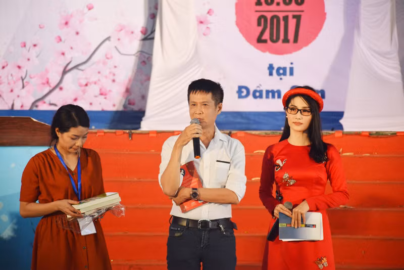 Đạo diễn Lê Hoàng tặng sách để bán đấu giá