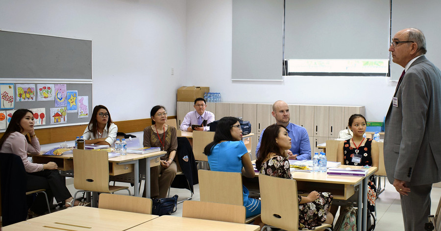 Lớp tập huấn bộ môn Toán với giảng viên Cambrigde