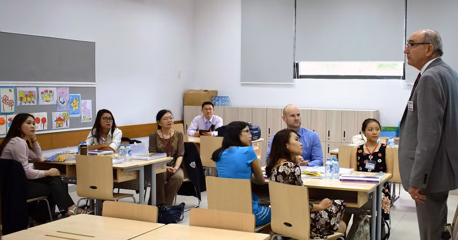 Lớp tập huấn bộ môn Toán với giảng viên Cambrigde