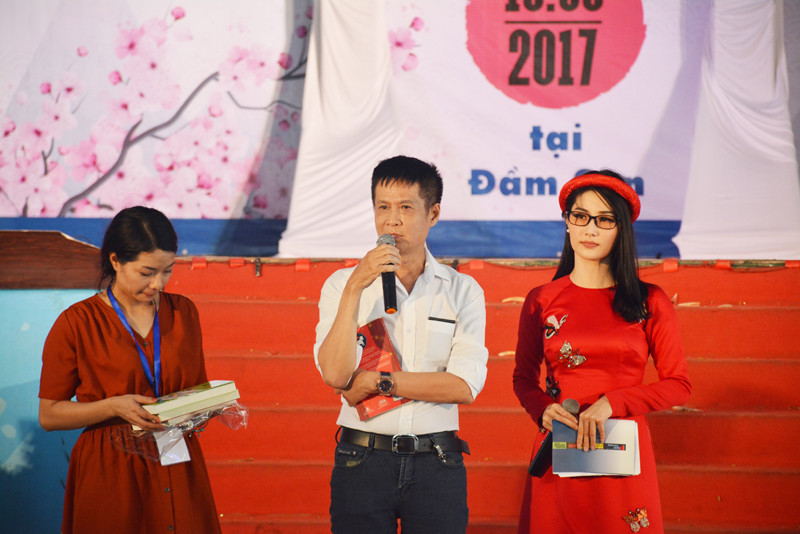 Đạo diễn Lê Hoàng tặng sách để bán đấu giá
