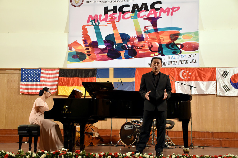 Tiết mục Una furtiva Iagrima do NSƯT Tạ Minh Tâm trình bày và nghệ sĩ Phương Hạnh đệm Piano Tiết mục Una furtiva Iagrima do NSƯT Tạ Minh Tâm trình bày và nghệ sĩ Phương Hạnh đệm Piano