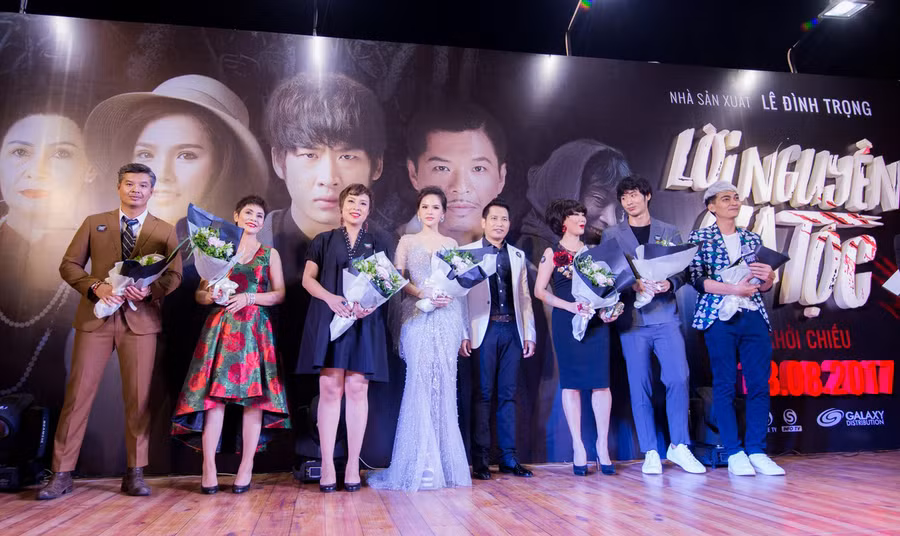 Đại diện STVgroup tặng hoa cám ơn các nghệ sĩ tham gia bộ phim