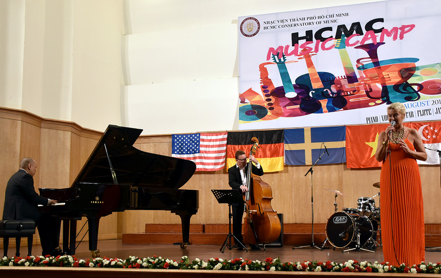 Tiết mục hòa tấu Jazz (Jazz ensemble) do các nghệ sĩ: Elisabeth Melander, Goran Schelin, Tiến mạnh, Hùng Cường trình diễn Tiết mục hòa tấu Jazz (Jazz ensemble) do các nghệ sĩ: Elisabeth Melander, Goran Schelin, Tiến mạnh, Hùng Cường trình diễn