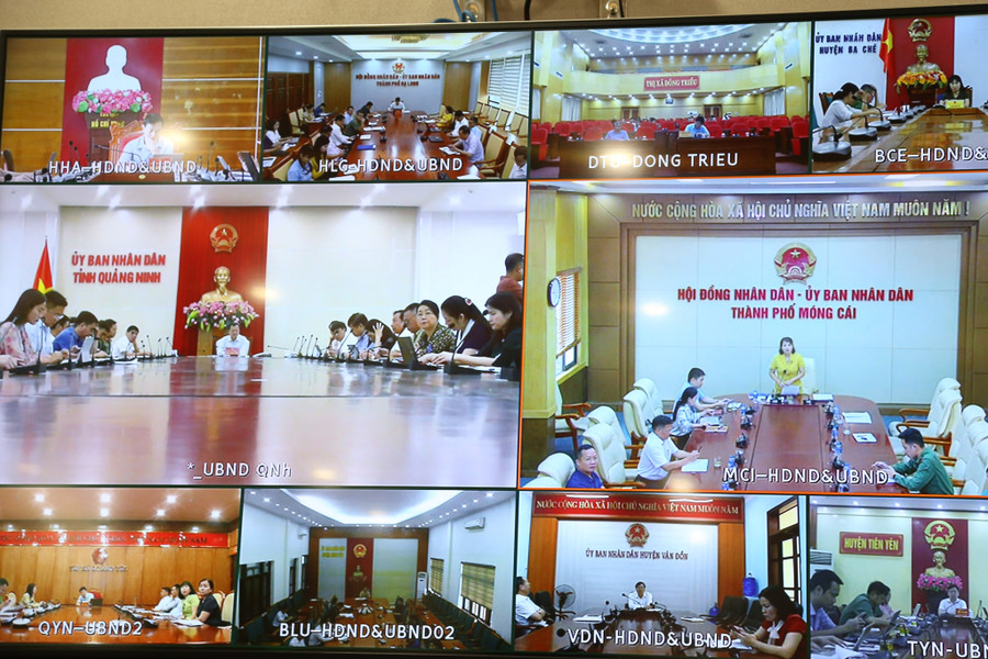 Ban Chỉ đạo thi THPT năm 2023 cấp huyện báo cáo về công tác chuẩn bị kỳ thi tại địa phương qua hình thức trực tuyến.