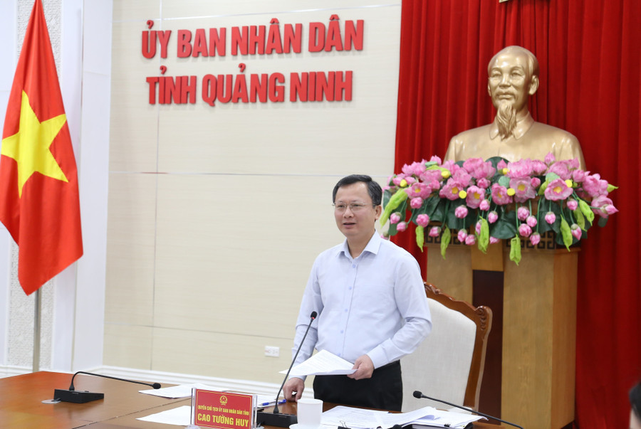 Ông Cao Tường Huy, quyền Chủ tịch UBND tỉnh Quảng Ninh phát biểu tại cuộc họp.