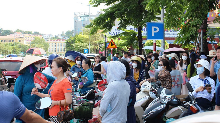 Nhiều phụ huynh đợi con bên ngoài điểm thi. Nhiều phụ huynh đợi con bên ngoài điểm thi.