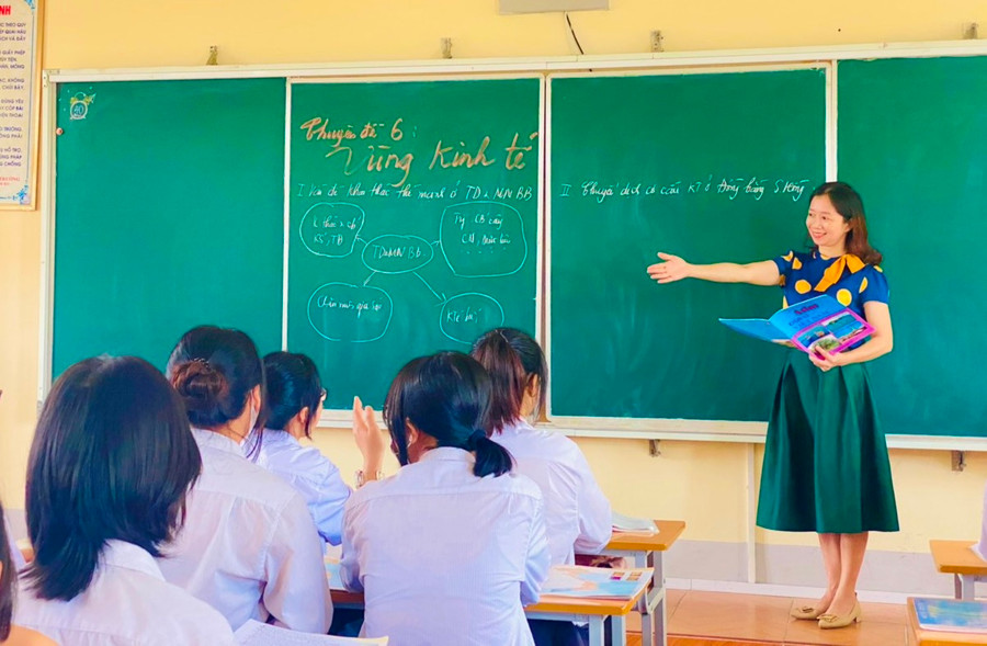 Cô Đào Thị Diệp trong giờ Địa lí. Cô Đào Thị Diệp trong giờ Địa lí.