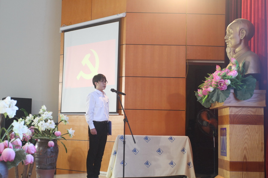 Tân đảng viên Đặng Đình Trường tuyên thệ trong lễ kết nạp Đảng. Tân đảng viên Đặng Đình Trường tuyên thệ trong lễ kết nạp Đảng.