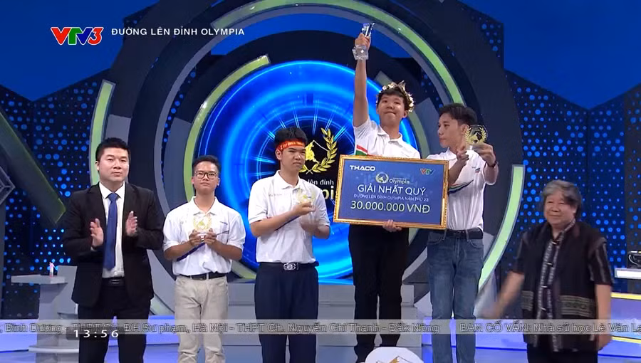 Ban tổ chức trao giải cho các thí sinh.