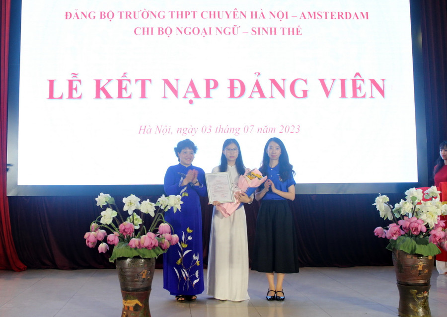 Đảng bộ Trường THPT chuyên Hà Nội - Amsterdam chúc mừng tân đảng viên Nguyễn Hoàng Minh Châu. Đảng bộ Trường THPT chuyên Hà Nội - Amsterdam chúc mừng tân đảng viên Nguyễn Hoàng Minh Châu.