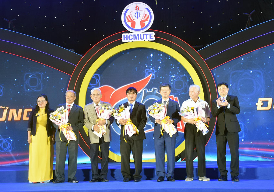 Lãnh đạo đương nhiệm HCMUTE tặng hoa tri ân các thế hệ lãnh đạo tiền nhiệm. Lãnh đạo đương nhiệm HCMUTE tặng hoa tri ân các thế hệ lãnh đạo tiền nhiệm.