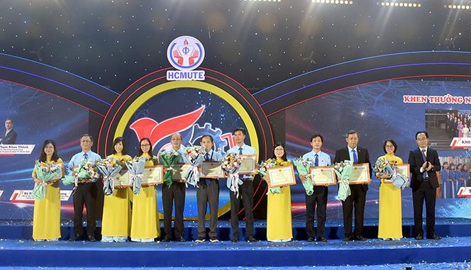 Thứ trưởng Bộ GD&ĐT Hoàng Minh Sơn trao bằng khen của Bộ trưởng Bộ GD&ĐT cho các cá nhân HCMUTE. Thứ trưởng Bộ GD&ĐT Hoàng Minh Sơn trao bằng khen của Bộ trưởng Bộ GD&ĐT cho các cá nhân HCMUTE.