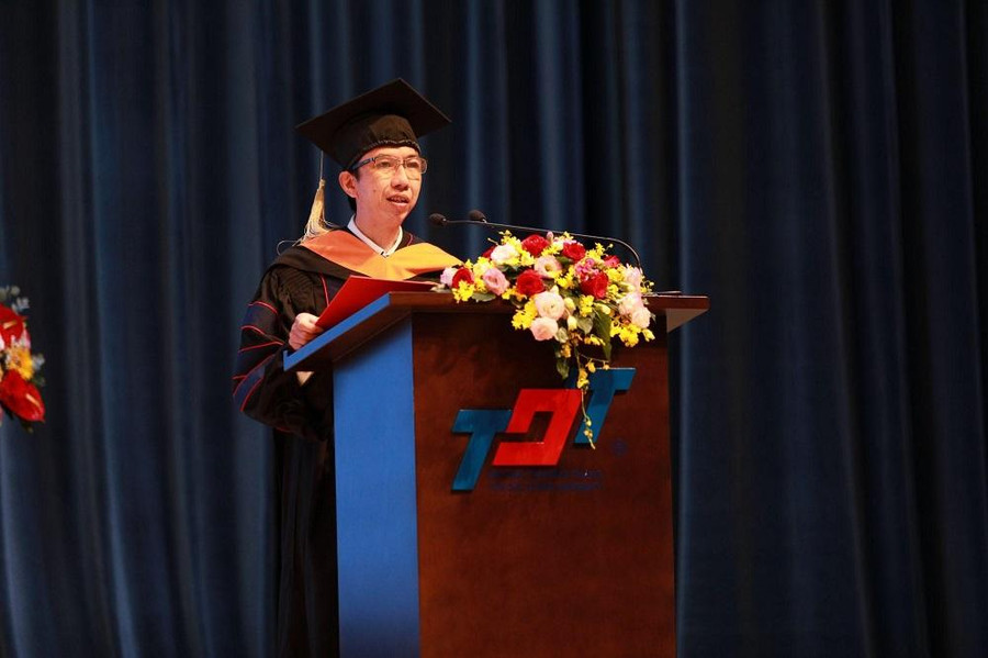 TS Võ Hoàng Duy phát biểu chúc mừng các tân khoa. TS Võ Hoàng Duy phát biểu chúc mừng các tân khoa.