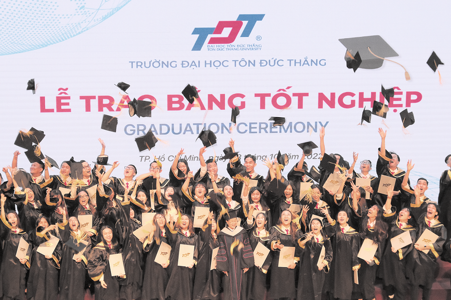 Nghi thức tung nón tốt nghiệp. Nghi thức tung nón tốt nghiệp.