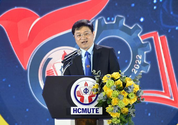 PGS.TS Lê Hiếu Giang – Phó Hiệu trưởng phụ trách HCMUTE phát biểu. PGS.TS Lê Hiếu Giang – Phó Hiệu trưởng phụ trách HCMUTE phát biểu.