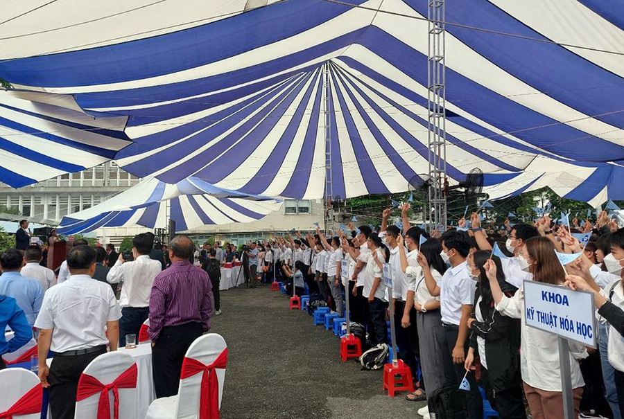 PGS.TS Mai Thanh Phong - Hiệu trưởng nhà trường, tuyên bố khai giảng năm học mới trong niềm hân hoan của các tân sinh viên. PGS.TS Mai Thanh Phong - Hiệu trưởng nhà trường, tuyên bố khai giảng năm học mới trong niềm hân hoan của các tân sinh viên.