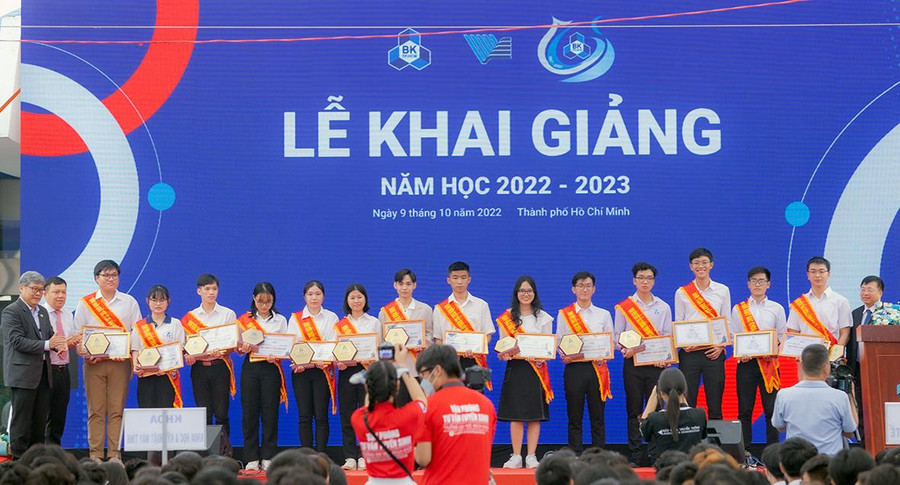 Nhà trường tuyên dương 14 sinh viên xuất sắc toàn diện các khóa. Nhà trường tuyên dương 14 sinh viên xuất sắc toàn diện các khóa.