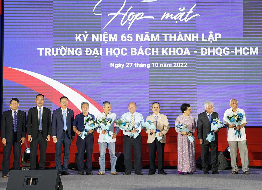 Nhà trường tặng hoa tri ân các thế hệ lãnh đạo trường. Nhà trường tặng hoa tri ân các thế hệ lãnh đạo trường.