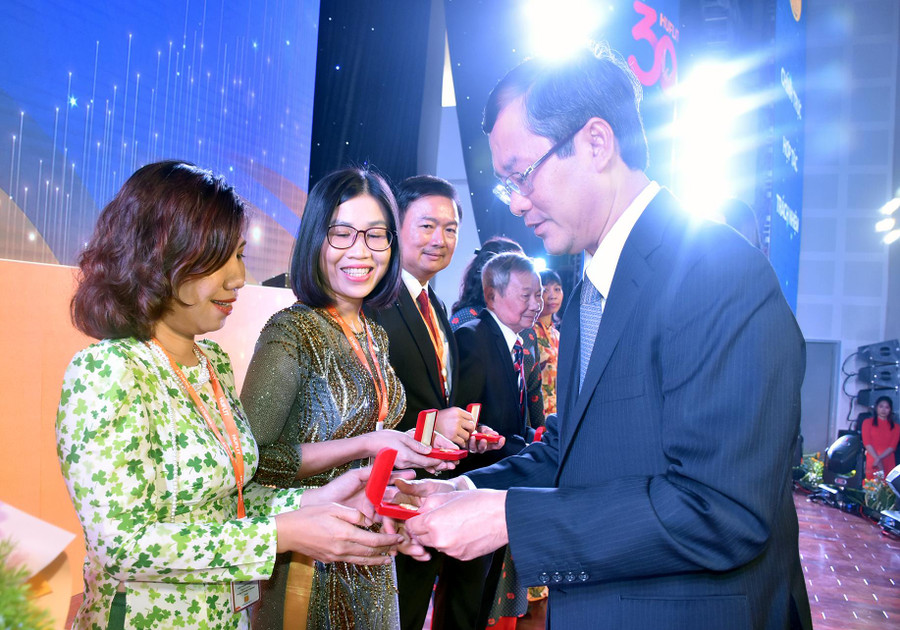 Thứ trưởng Nguyễn Văn Phúc trao Kỷ niệm chương Vì sự nghiệp giáo dục cho các cá nhân HUFLIT. Thứ trưởng Nguyễn Văn Phúc trao Kỷ niệm chương Vì sự nghiệp giáo dục cho các cá nhân HUFLIT.