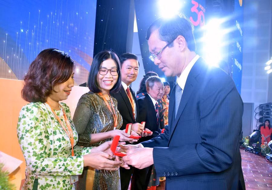 Thứ trưởng Nguyễn Văn Phúc trao Kỷ niệm chương Vì sự nghiệp giáo dục cho các cá nhân HUFLIT.