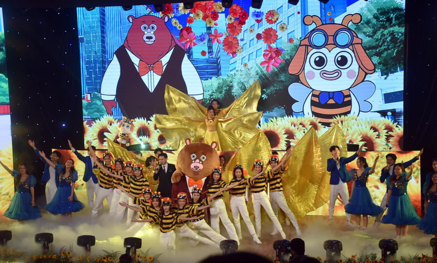 Tiết mục văn nghệ ra mắt 2 linh vật của trường là “Bác Gấu” và “Bạn Ong”. Tiết mục văn nghệ ra mắt 2 linh vật của trường là “Bác Gấu” và “Bạn Ong”.