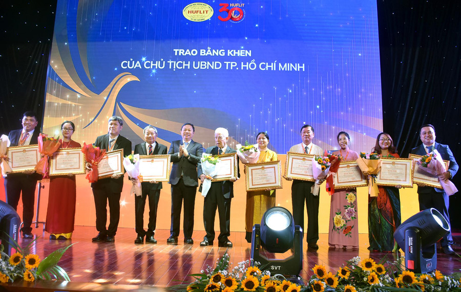 Phó Chủ tịch UBND TPHCM Dương Anh Đức trao bằng khen của Chủ tịch UBND TPHCM cho các cá nhân và tập thể HUFLIT. Phó Chủ tịch UBND TPHCM Dương Anh Đức trao bằng khen của Chủ tịch UBND TPHCM cho các cá nhân và tập thể HUFLIT.