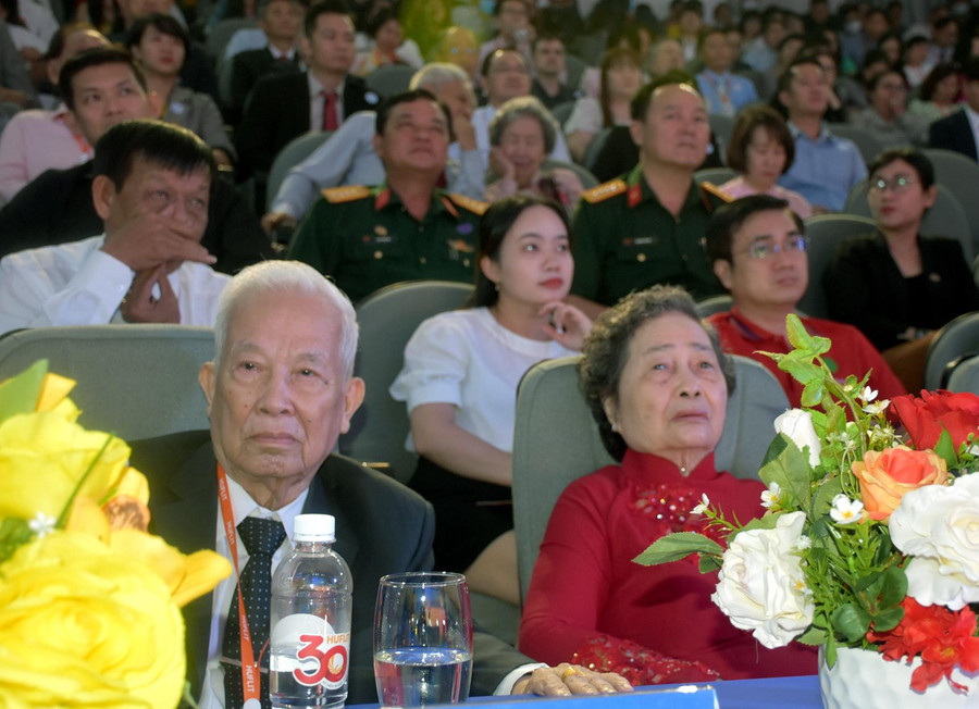 NGƯT Huỳnh Thế Cuộc (trái) - Chủ tịch Hội đồng sáng lập HUFLIT và phu nhân tham dự sự kiện. NGƯT Huỳnh Thế Cuộc (trái) - Chủ tịch Hội đồng sáng lập HUFLIT và phu nhân tham dự sự kiện.