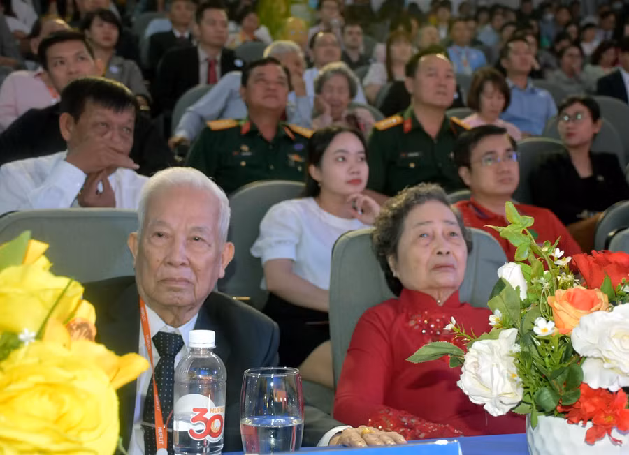 NGƯT Huỳnh Thế Cuộc (trái) - Chủ tịch Hội đồng sáng lập HUFLIT và phu nhân tham dự sự kiện.