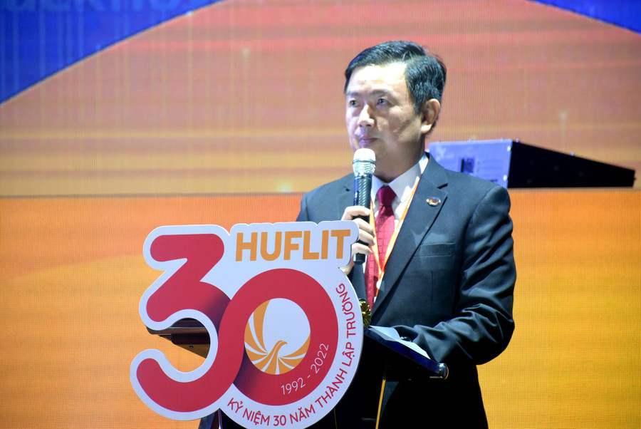 TS Nguyễn Anh Tuấn, Hiệu trưởng HUFLIT, phát biểu tại sự kiện. TS Nguyễn Anh Tuấn, Hiệu trưởng HUFLIT, phát biểu tại sự kiện.