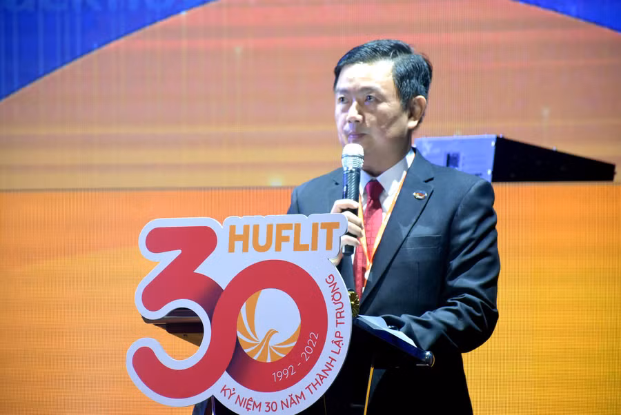 TS Nguyễn Anh Tuấn, Hiệu trưởng HUFLIT, phát biểu tại sự kiện.