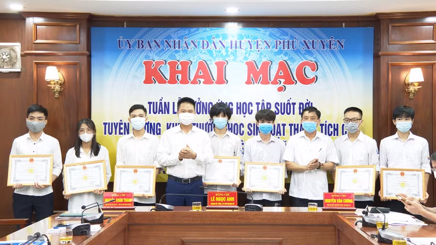 Huyện Phú Xuyên tuyên dương, khen thưởng học sinh giỏi.