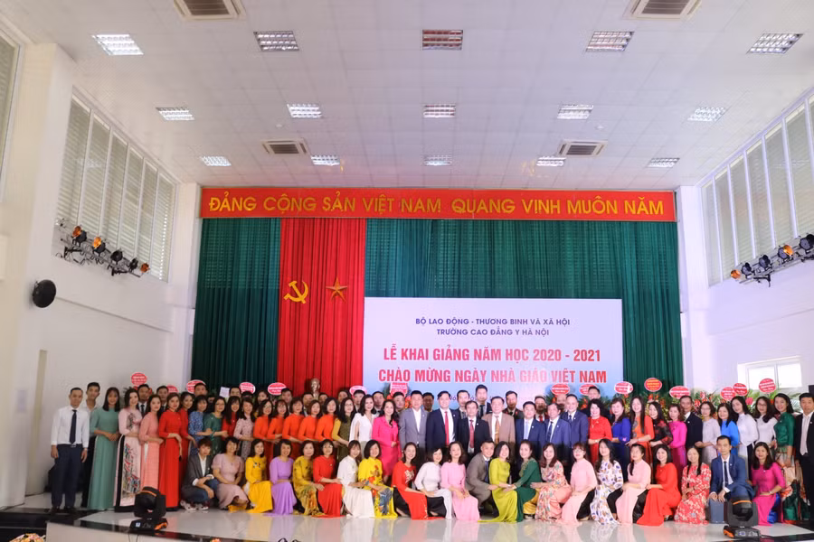 Tập thể lãnh đạo, cán bộ, giảng viên, nhân viên Nhà trường.