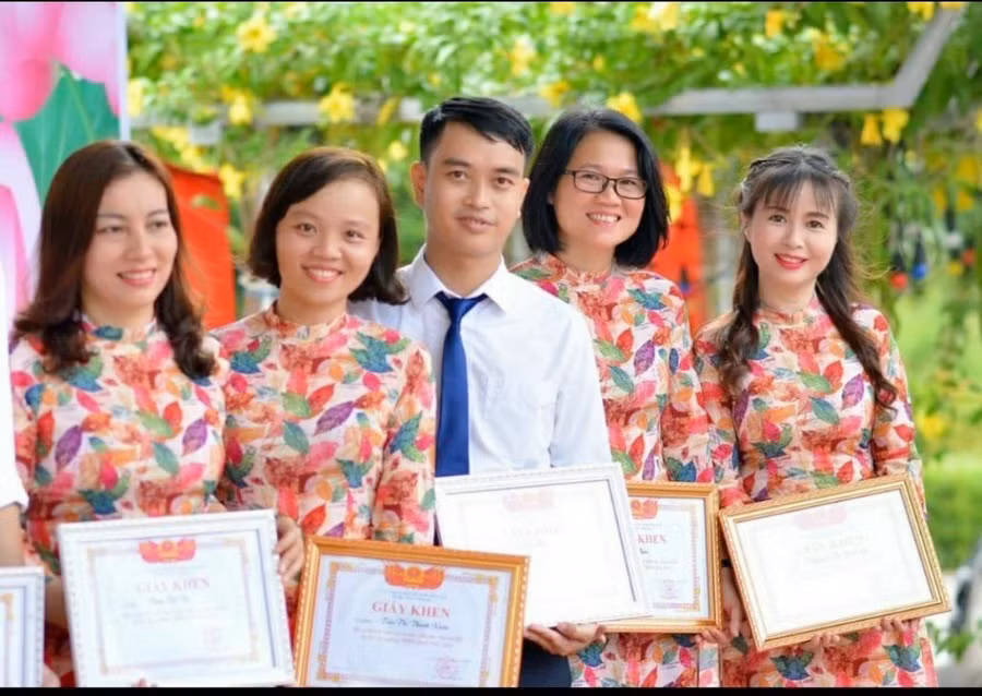 Nhiều năm liền cô Tuyết Lan (ngoài cùng bên phải) vinh dự là giáo viên giỏi cấp trường, cấp quận.